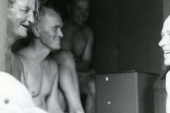 Miehiä saunomassa höyrylaivan "eväskontissa". Vuosi 1959. Enso-Gutzeit Oy, keskushallinto