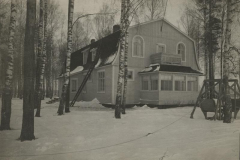 Puinen asuinrakennus talvella
