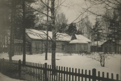 Puinen asuinrakennus