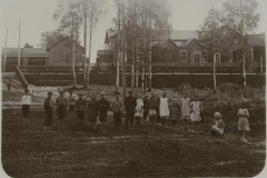 Pölläkkälän koululaisia työväentalon kentällä.