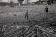 Lapset uittamassa tukkeja, v. 1938, Nokia Oy, puunjalostusteollisuus