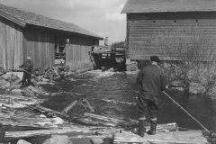 Uittajat työssään, v. 1938, Nokia Oy, puunjalostusteollisuus