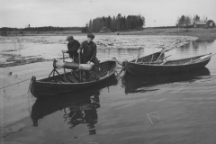Tukkien uittajat veneessä v. 1938, Nokia Oy, puunjalostus