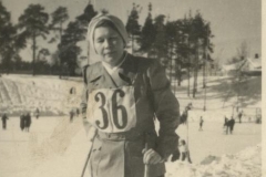 Naishiihtäjä hiihtokilpailuissa 1940-1950 -luku